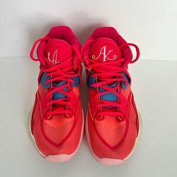 Nike Siren Red Kyrie Infinity Shoe